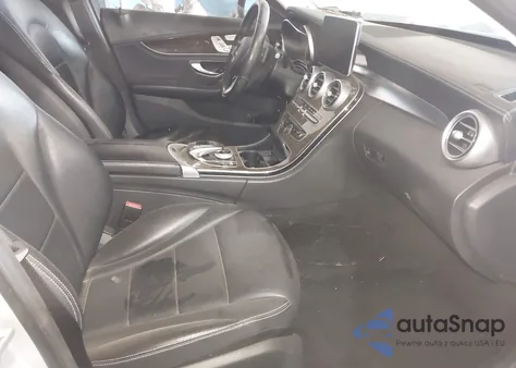 2016 Mercedes-Benz C 300 Luxury 4Matic z USA, uszkodzony, nr VIN 55SWF4KB3GU135076